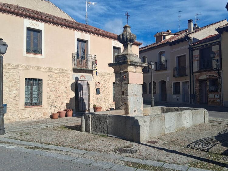 La fuente de las Alcaldesas, en la plaza del pueblo, recogía las aguas procedentes de Rubiales. / A. PINELA