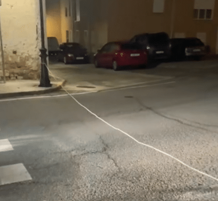 El Ayuntamiento de Espirdo alerta de un acto vandálico en la vía pública 1 Imagen del cable que encontraron los vecinos./AYUNTAMIENTO DE ESPIRDO