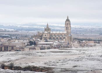 Vista de Segovia con nieve este miércoles, con la Catedral de fondo. / A.M.