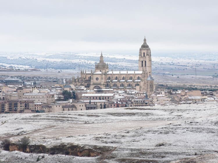 Vista de Segovia con nieve este miércoles, con la Catedral de fondo. / A.M.