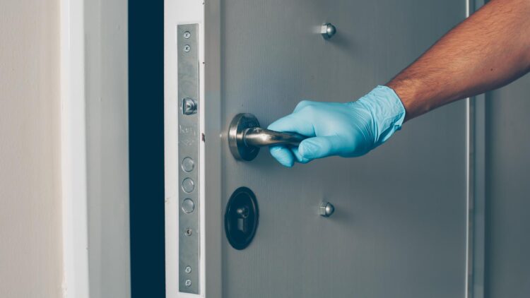 "Tiene un coste justificado": un cerrajero explica por qué cobrar 150 euros por abrir una cerradura no es tan caro como crees 1 "Tiene un coste justificado": un cerrajero explica por qué cobrar 150 euros por abrir una cerradura no es tan caro como crees