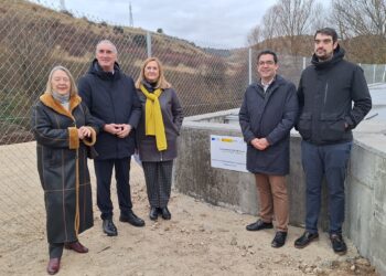María Rosa Cobo, José Mazarías, Marian Rueda, José Luis Horcajo y Gabriel Cobos visitan las obras del Colector Tejadilla tras su finalización. / SUBDELEGACIÓN DEL GOBIERNO
