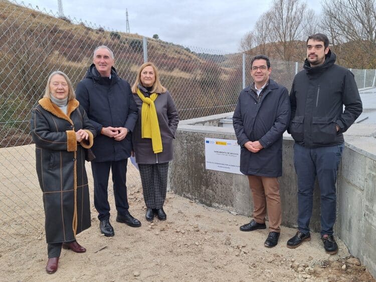 María Rosa Cobo, José Mazarías, Marian Rueda, José Luis Horcajo y Gabriel Cobos visitan las obras del Colector Tejadilla tras su finalización. / SUBDELEGACIÓN DEL GOBIERNO
