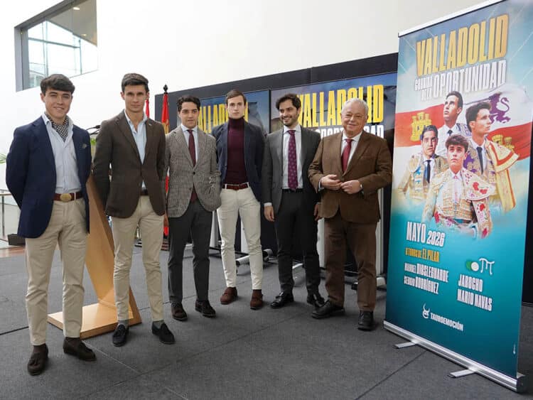 Roberto Martín 'Jarocho', Manuel Diosleguarde, Mario Navas, Sergio Rodríguez, Nacho de la Viuda y Gonzalo Santonja presentan el cartel de la Corrida de la Oportunidad de Valladolid. / MIRIAM CHACÓN - ICAL