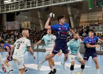 Joao Bandeira busca el lanzamiento en un instante del duelo entre BM Nava y Ademar./A.MPRODUCCIONES