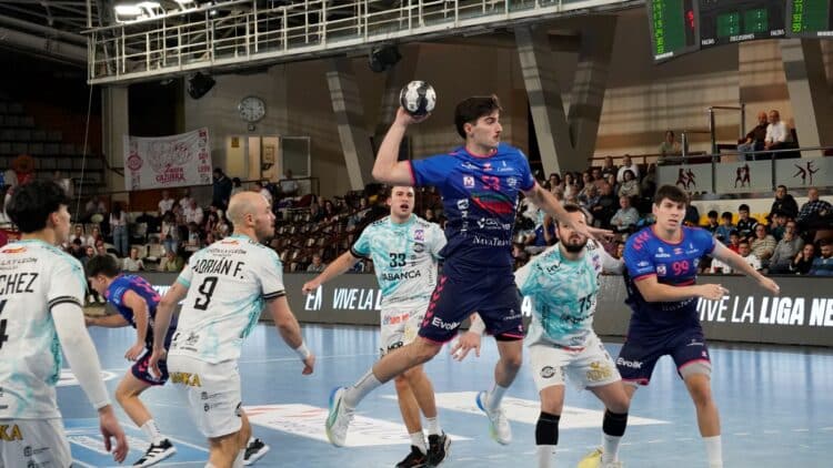 Joao Bandeira busca el lanzamiento en un instante del duelo entre BM Nava y Ademar./A.MPRODUCCIONES