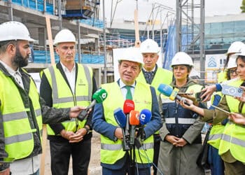 El consejero de Presidencia, Luis Miguel González Gago visitó en noviembre las obras de la carretera de Valdevilla./ HECTOR CRIADO