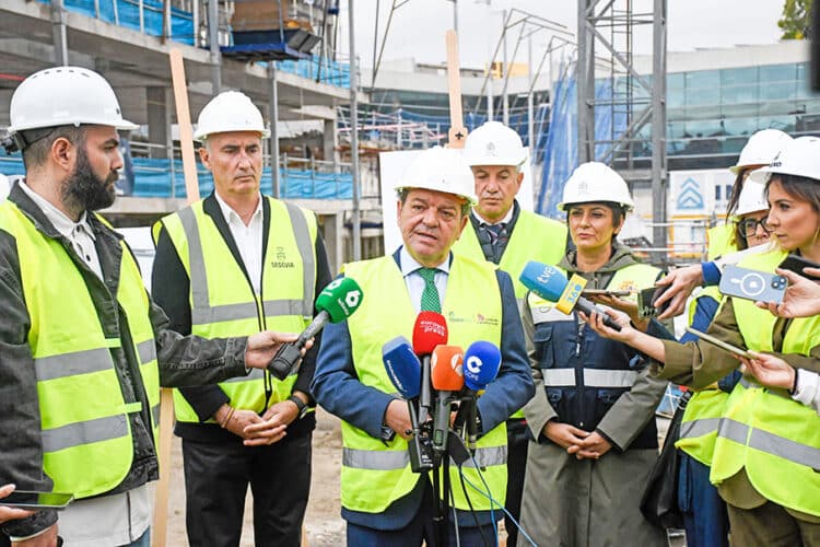 Viviendas colaborativas, un lugar para vivir y convivir 1 El consejero de Presidencia, Luis Miguel González Gago visitó en noviembre las obras de la carretera de Valdevilla./ HECTOR CRIADO