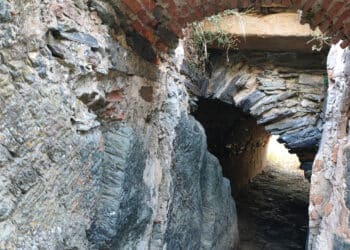 Entrada excavada en la roca del agua.