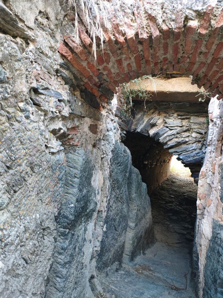 Entrada excavada en la roca del agua.