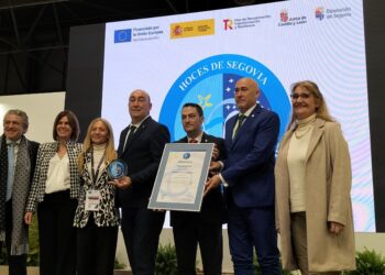 Foto de archivo. Entrega de la certificación / DIPUTACIÓN