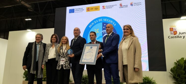 Foto de archivo. Entrega de la certificación / DIPUTACIÓN