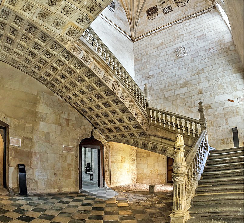 Domingo de Soto, un segoviano en la fundación de la Escuela de Salamanca 2 Escalera financiada por Domingo de Soto en el convento de San Esteban.