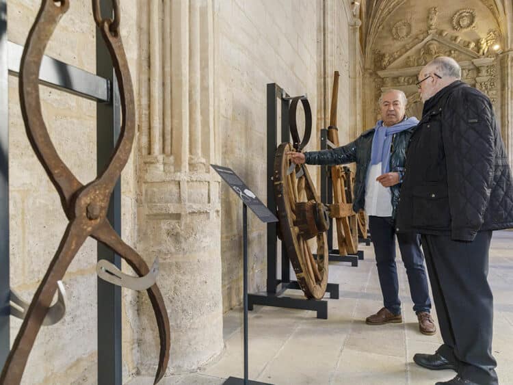 El claustro de la Catedral abre sus puertas a una muestra sobre su construcción 1 Inauguración de la exposición 'La construcción de una catedral. Materiales y herramientas conservadas en la catedral de Segovia'. / NACHO VALVERDE - ICAL