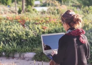 Las ayudas buscan reducir las barreras digitales del pequeño comercio. / EA