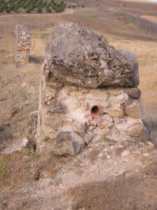 Restos del acueducto, con la cañería de barro. A. P.
