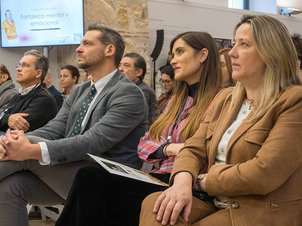 Jesús Blanco, gerente del ECYL, y María José Tapia, presidenta de la Cámara de Comercio. / HÉCTOR CRIADO