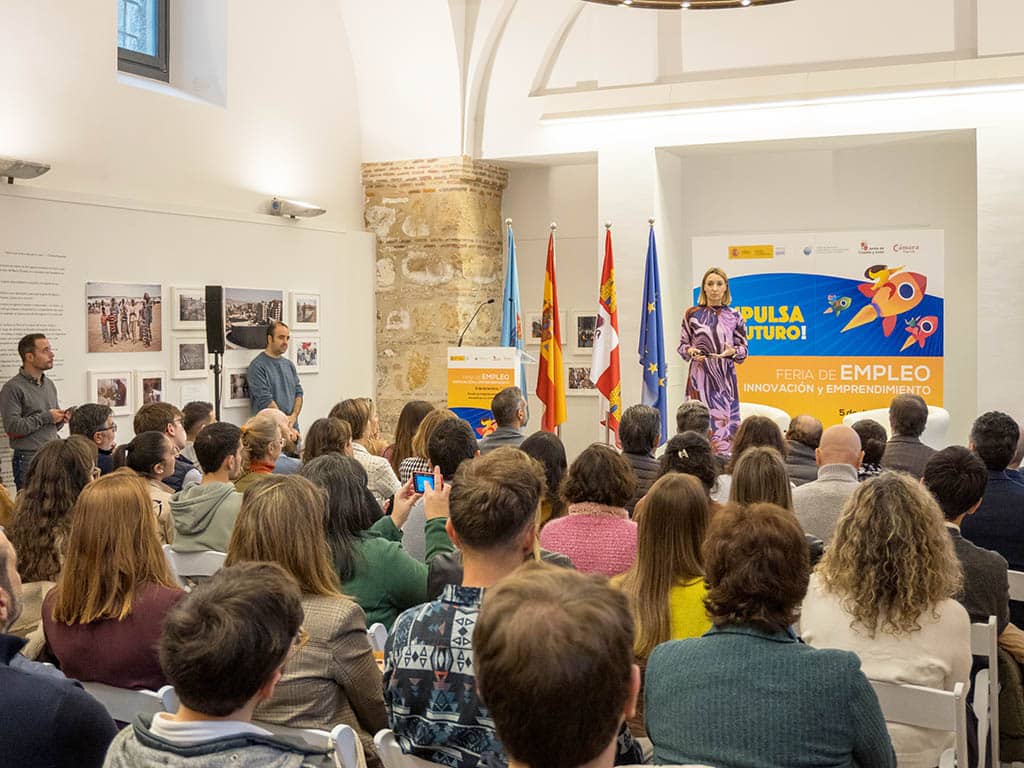 La psicóloga Patricia Ramírez, durante una de las conferencias. / HÉCTOR CRIADO