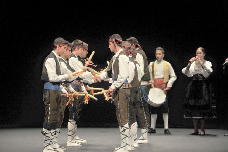 Un certamen de danzas con identidad propia 1 Certamen de Danzas ‘Emperador Teodosio’ en el Teatro Juan Bravo, en una edición pasada.