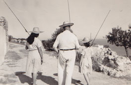 Juan de Contreras, marqués de Lozoya (III) 3 Con sus hijas en Ibiza, donde se refugiaba cada verano del ajetreo del curso.