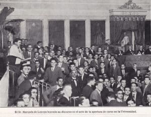 Juan de Contreras, marqués de Lozoya (II) 4 Recorte de prensa con una nota al pie de la imagen: “El Sr. Marqués de Lozoya leyendo su discurso en el acto de la apertura de curso en la Universidad”.