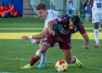 Álex Castro pugna con un rival durante un instante de partido entre Segoviana Sarriana./HÉCTOR CRIADO