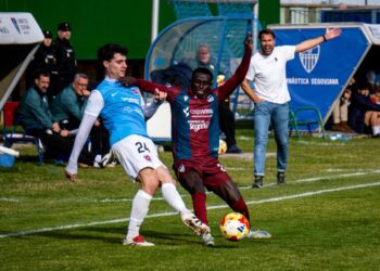 Ayán trata de recuperar la pelota en un instante del duelo entre Segoviana y UD Ourense celebrado en La Albuera./HÉCTOR CRIADO