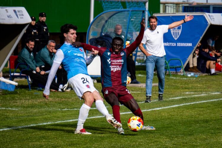 La Segoviana busca ser campeón de invierno 1 Ayán trata de recuperar la pelota en un instante del duelo entre Segoviana y UD Ourense celebrado en La Albuera./HÉCTOR CRIADO