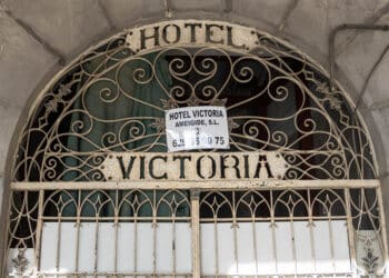 Puerta de entrada al edificio del Hotel Victoria, ubicado en la Plaza Mayor de Segovia. / HÉCTOR CRIADO