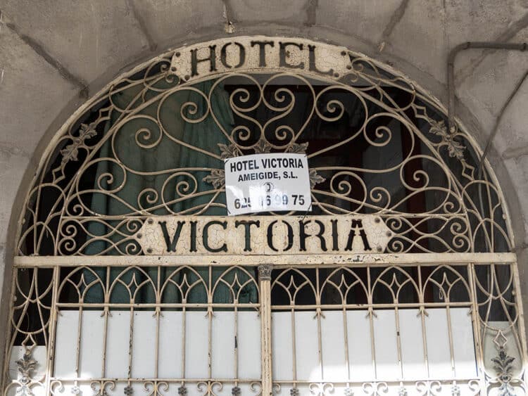 Puerta de entrada al edificio del Hotel Victoria, ubicado en la Plaza Mayor de Segovia. / HÉCTOR CRIADO