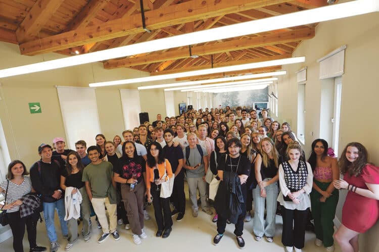 IE University concede más de 50 millones de euros en becas para atraer y formar talento global 1 Estudiantes de IE University en el campus de Santa Cruz la Real de Segovia. / Roberto Arribas