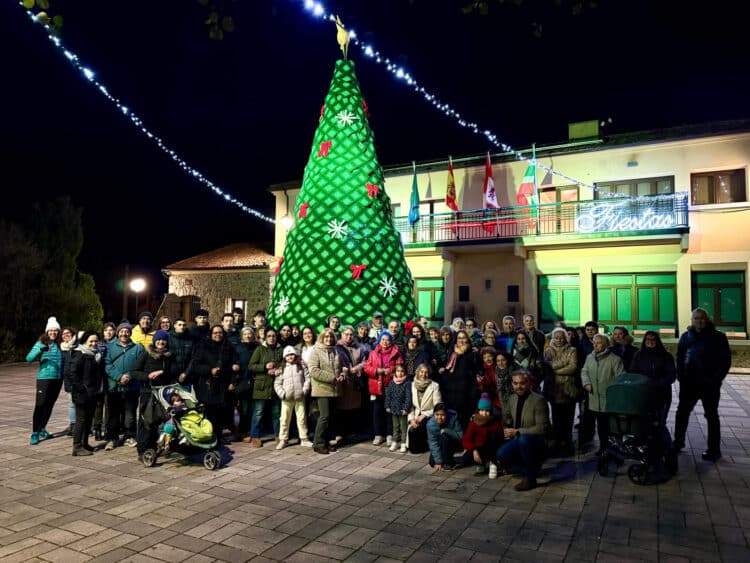 Inauguración del árbol de ganchillo / AYTO. DE TRESCASAS