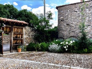 Patio segoviano diseñado y cuidado por Guillermo Cuadrado en Galíndez, Aldealengua de Pedraza.