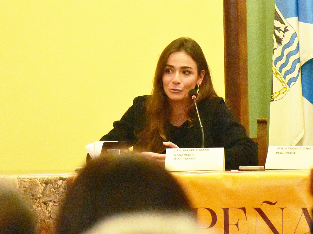 Olga Casado: “Ser torero es la profesión más dura en esta vida y quiero llegar a lograrlo” 3 Isabel Lozano, representando a la ganadería familiar de Alcurrucén. / A.M.