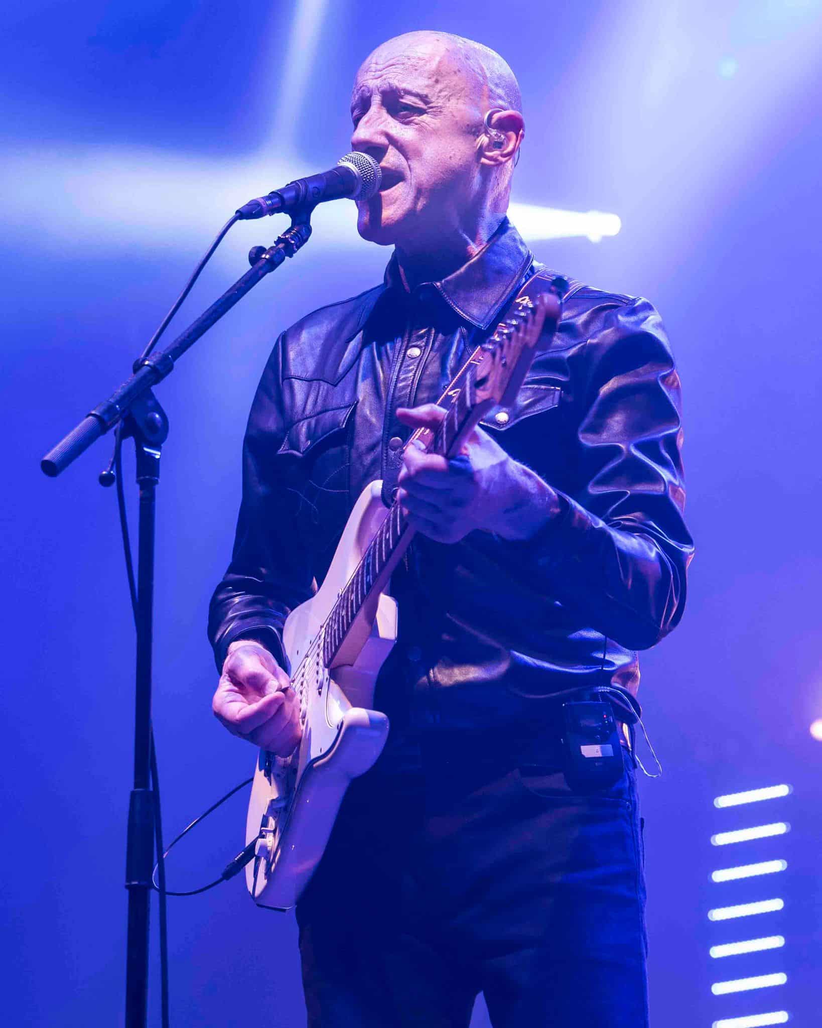 ¡Oye tú, no te acerques demasiado! (Recordando a Jorge Ilegal) 2 Jorge Martínez, líder de Ilegales.