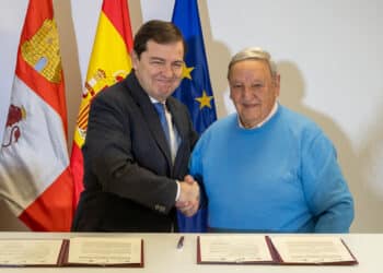 El presidente de la Junta de Castilla y León, Alfonso Fernández Mañueco, y el presidente de la Federación Provincial de Jubilados y Pensionistas de Segovia, Pedro Rojo, en la firma del convenio en La Lastrilla. / HÉCTOR CRIADO