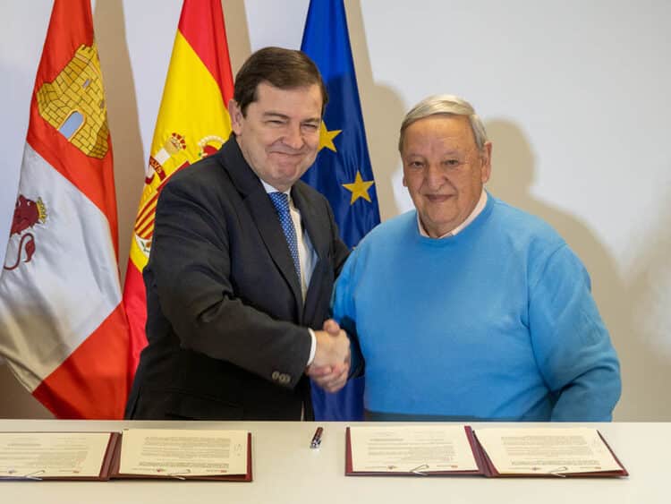 El presidente de la Junta de Castilla y León, Alfonso Fernández Mañueco, y el presidente de la Federación Provincial de Jubilados y Pensionistas de Segovia, Pedro Rojo, en la firma del convenio en La Lastrilla. / HÉCTOR CRIADO