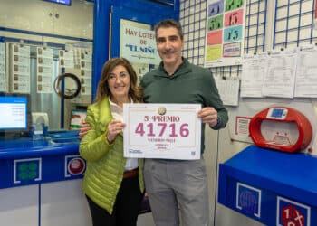 Quinto premio, el 41.716, vendido en la Administración número 8, en la plaza de la Universidad de Segovia. / HÉCTOR CRIADO