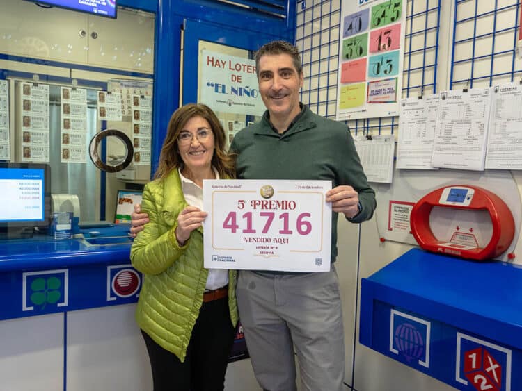 Un quinto premio de la Lotería de Navidad reparte 1,8 millones en Segovia 1 Quinto premio, el 41.716, vendido en la Administración número 8, en la plaza de la Universidad de Segovia. / HÉCTOR CRIADO