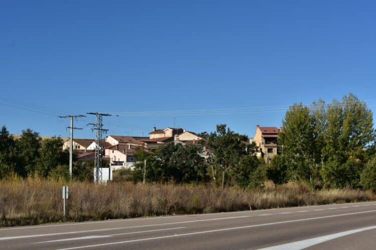 Cortes de tráfico en la SG-205 por obras en la intersección de acceso al núcleo de Mansilla 1 Foto de archivo. Vista de la localidad segoviana de Mansilla / E.A.