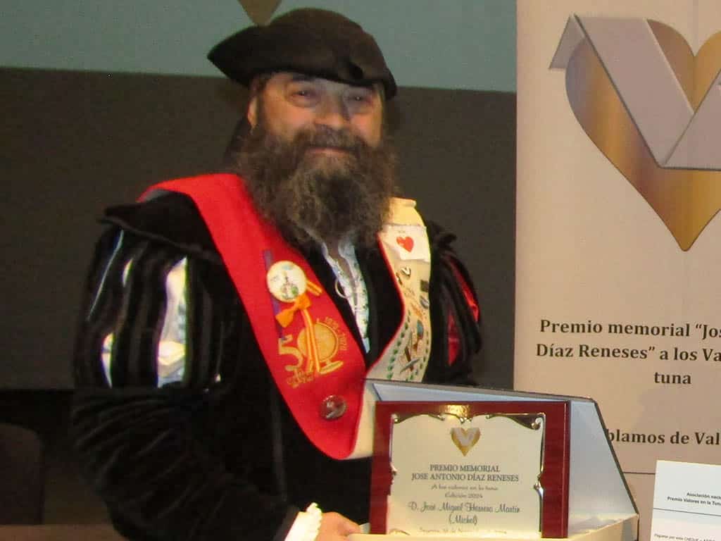 José Manuel Herrero 'Míchel', con el Premio Nacional ‘Valores en la Tuna’. / FRANCISCO DEL CAÑO