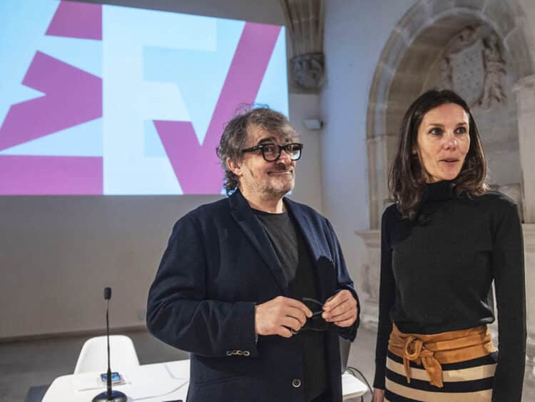 El Museo Esteban Vicente renueva su nueva identidad visual 1 Christian Hugo Martín y Ana Doldán presentan la nueva identidad visual corporativa del Museo Esteban Vicente. / KAMARERO