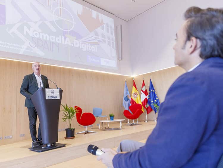 Intervención de José Mazarías, junto a José Almansa, cofundador de NomadIA. / NACHO VALVERDE - ICAL