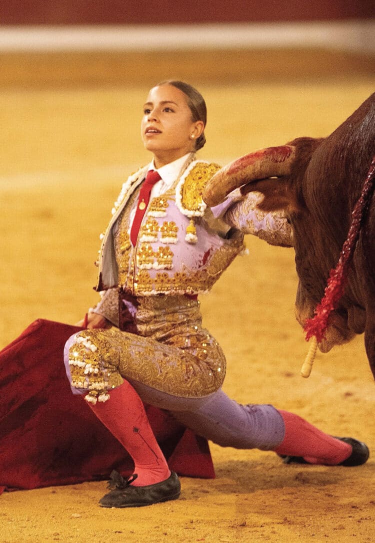 La novillera Olga Casado, en una tertulia taurina dedicada a la mujer y al toro en Aguilafuente 1 La novillera Olga Casado.