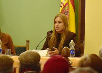 La novillera Olga Casado, durante el encuentro con los aficionados en Aguilafuente. / A.M.