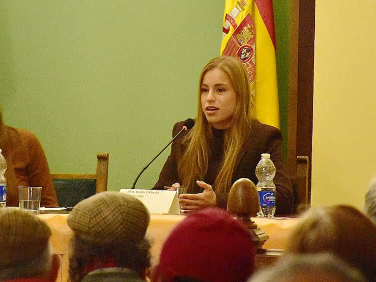 La novillera Olga Casado, durante el encuentro con los aficionados en Aguilafuente. / A.M.
