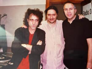 Malcolm Scarpa junto a Santiago Lorenzo y a Jesús Ordovás en los estudios de Radio 3.