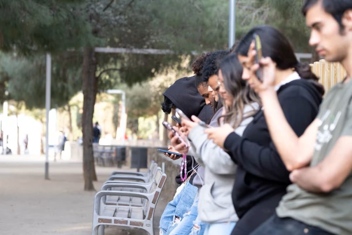 PAG 2 Jovenes con el movil