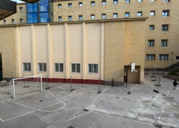 Estado del patio del Colegio Aneja, vallado para evitar accidentes debido a la obra del edificio anexo. /AMPA ANEJA