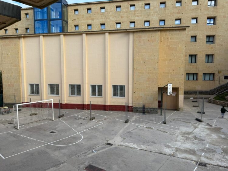 Las familias de La Aneja reclaman soluciones para mejorar el estado del colegio 1 Estado del patio del Colegio Aneja, vallado para evitar accidentes debido a la obra del edificio anexo. /AMPA ANEJA